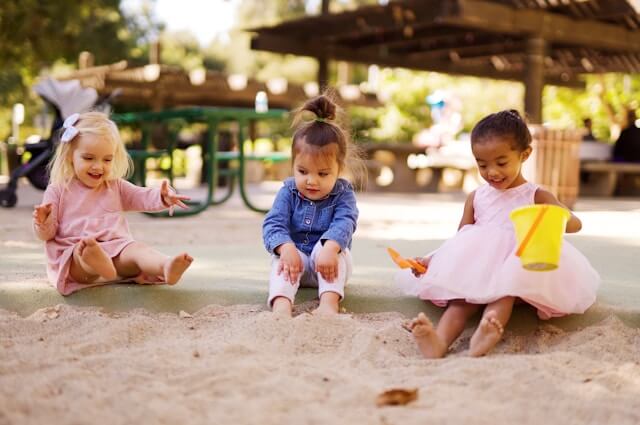 How to Keep Toddlers Busy Without Screens (A Real-Life Guide for Parents) - GoCozyy Play Blankets