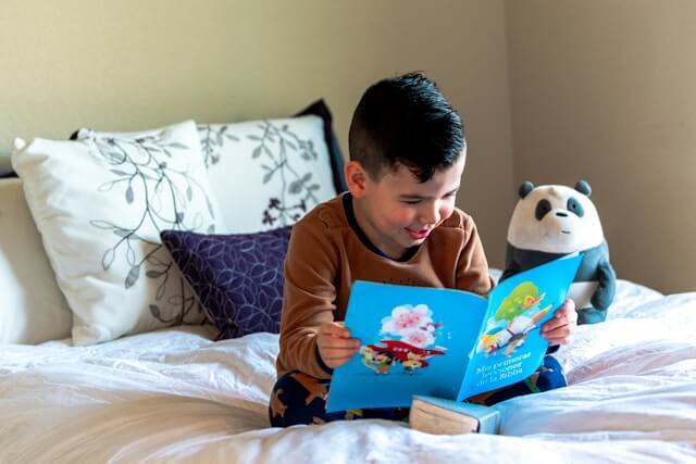 Minimalist Toys for Toddlers (Fewer Toys, Better Play) - GoCozyy Play Blankets