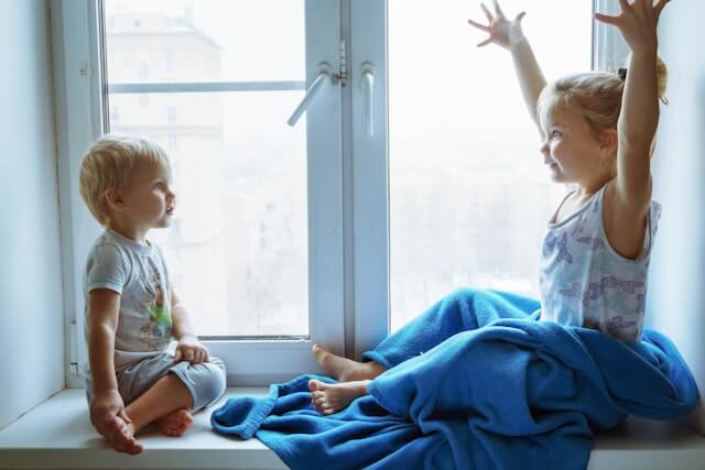 How to Keep Toddlers Busy in Small Spaces (Without Screens or Chaos) - GoCozyy Play Blankets